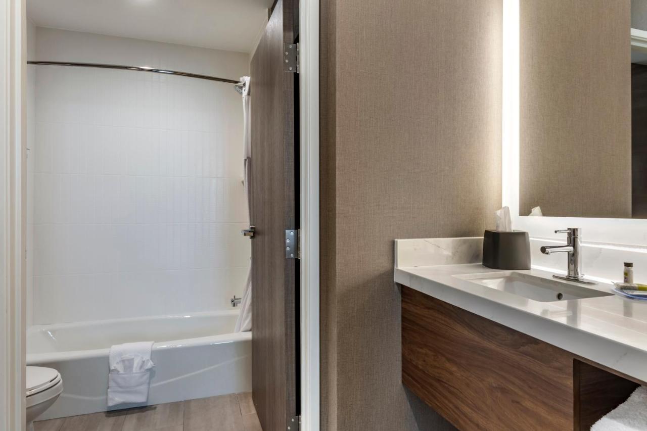 Hotel Staybridge Near Epic By Ihg 3*